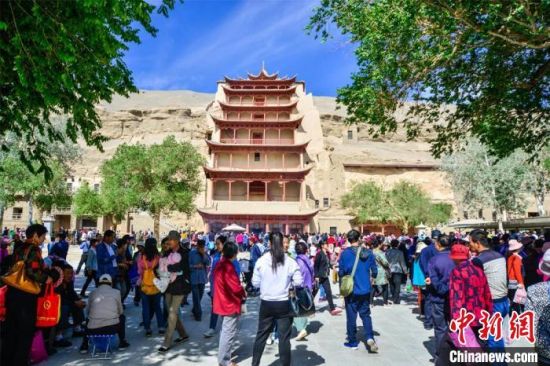 中國農(nóng)歷四月初八，敦煌民眾傳承歷史習(xí)俗，前往莫高窟燒香禮佛、祈福。(資料圖) 王斌銀 攝