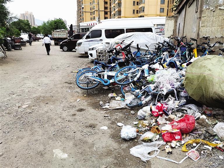 百米土路臟亂差，誰來管？經(jīng)記者協(xié)調(diào)，社區(qū)組織志愿者進(jìn)行了清理