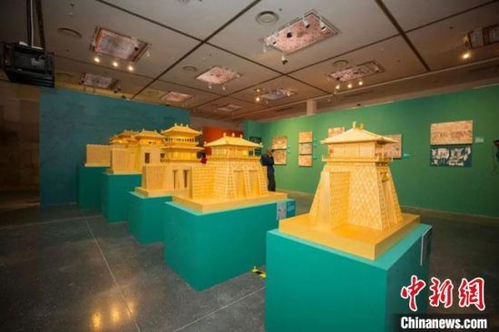 圖為呈現(xiàn)敦煌壁畫(huà)中的建筑和園林之美的復(fù)原模型。(資料圖) 敦煌研究院供圖