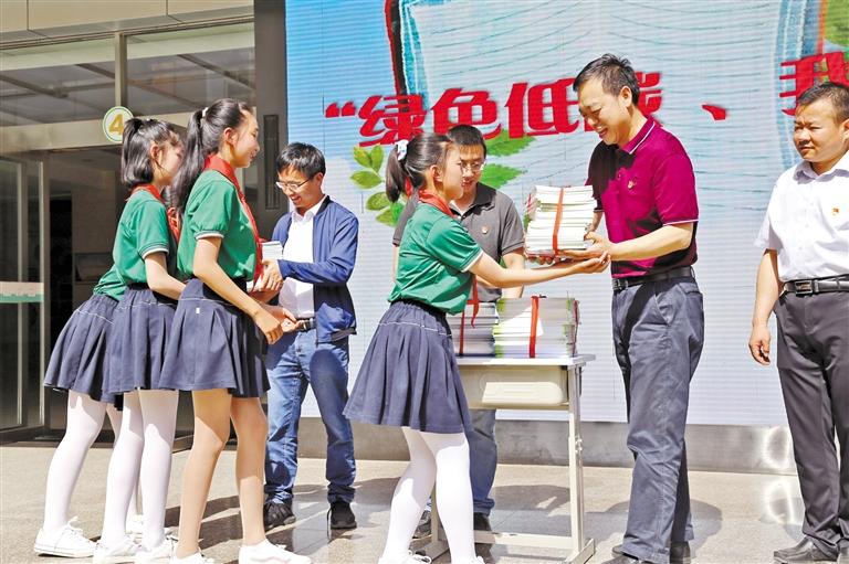 甘肅省生態(tài)環(huán)境廳開展送書進(jìn)?；顒?dòng)