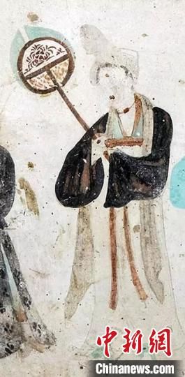 “一把小扇在手，笑對仲夏酷暑?！眻D為莫高窟第468窟《執(zhí)團扇女供養(yǎng)人》(中唐)?！《鼗脱芯吭汗﹫D