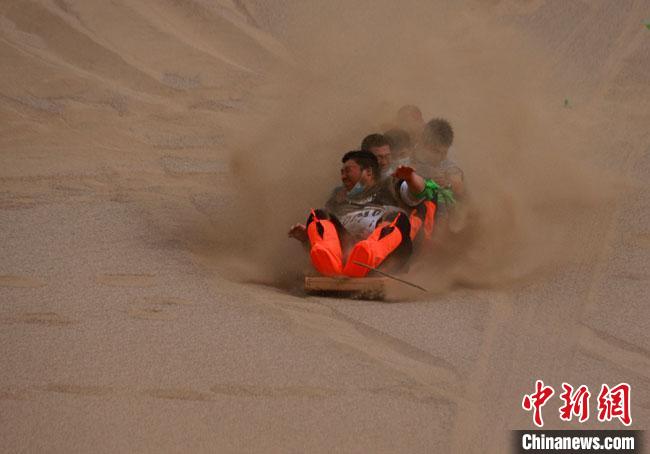 6月13日，敦煌鳴沙山月牙泉景區(qū)舉辦滑沙比賽。　馮豆 攝