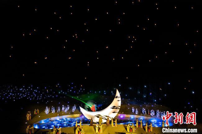 圖為大型沙漠實景演出《敦煌盛典》演出劇照。(資料圖) 敦煌市委宣傳部供圖