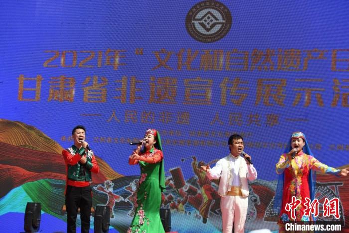 圖為甘肅臨夏回族自治州非遺傳承人演唱花兒?！钇G敏 攝