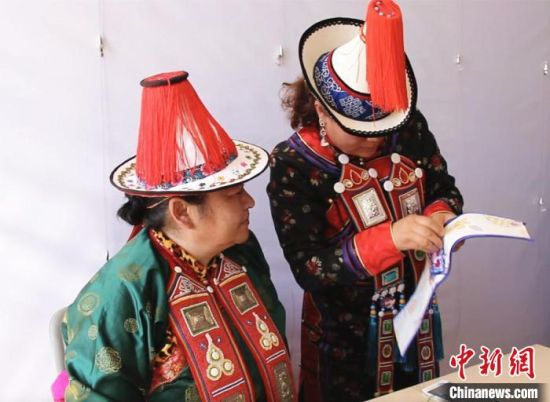 圖為用活態(tài)傳習(xí)的模式促進(jìn)裕固族非物質(zhì)文化遺產(chǎn)的保護(hù)傳承。　史靜靜 攝