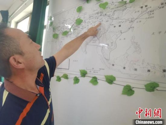 圖為甘肅省社會(huì)科學(xué)院絲綢之路研究所所長(zhǎng)侯宗輝指出《絲綢之路古文明》課題組考察線路。　閆姣 攝