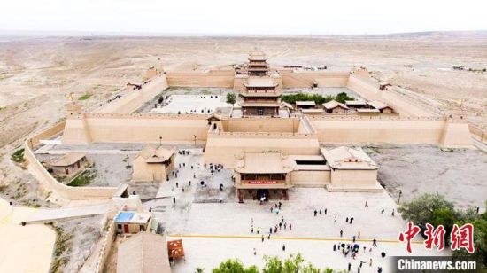 圖為7月中旬，世界文化遺產(chǎn)——嘉峪關(guān)，它是中國(guó)明代萬(wàn)里長(zhǎng)城的西端起點(diǎn)。　高展　攝