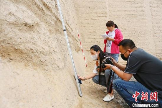 科技保護(hù)讓長(zhǎng)城價(jià)值的真實(shí)性和完整性得到有效延續(xù)和傳承。圖為文物工作者正在測(cè)量關(guān)城的相關(guān)數(shù)據(jù)?！「哒?攝