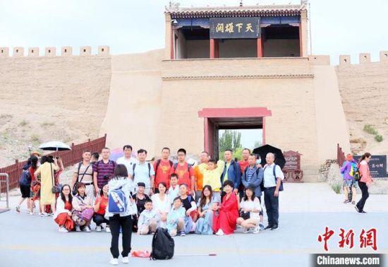 歷經(jīng)數(shù)十載保護(hù)修繕的古老關(guān)城得以延年益壽，成為了海內(nèi)外游客“絲路游”的必經(jīng)打卡地?！「哒?攝