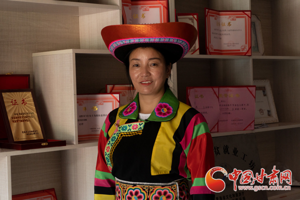 【蘭大新聞學(xué)子重走西北角】胡蘭索卡：土族繡娘的熱愛與堅守