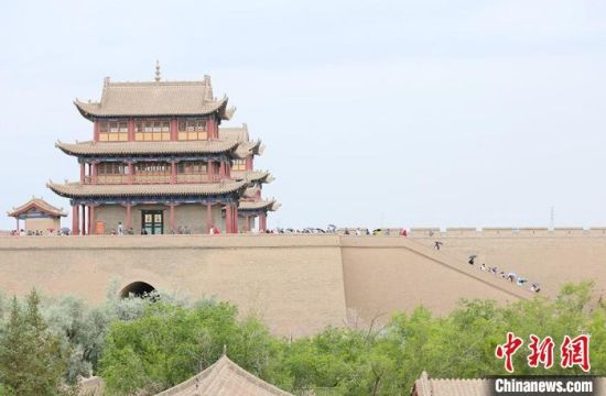 歷經(jīng)數(shù)十載保護修繕的古老關(guān)城得以延年益壽，成為了海內(nèi)外游客“絲路游”的必經(jīng)打卡地?！「哒?攝