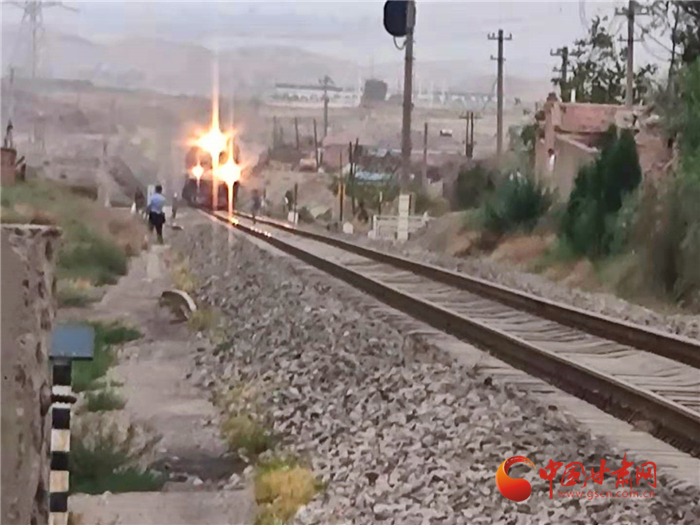 驚險！火車來臨小男孩鐵路上玩耍 蘭鐵民警飛奔將其救下