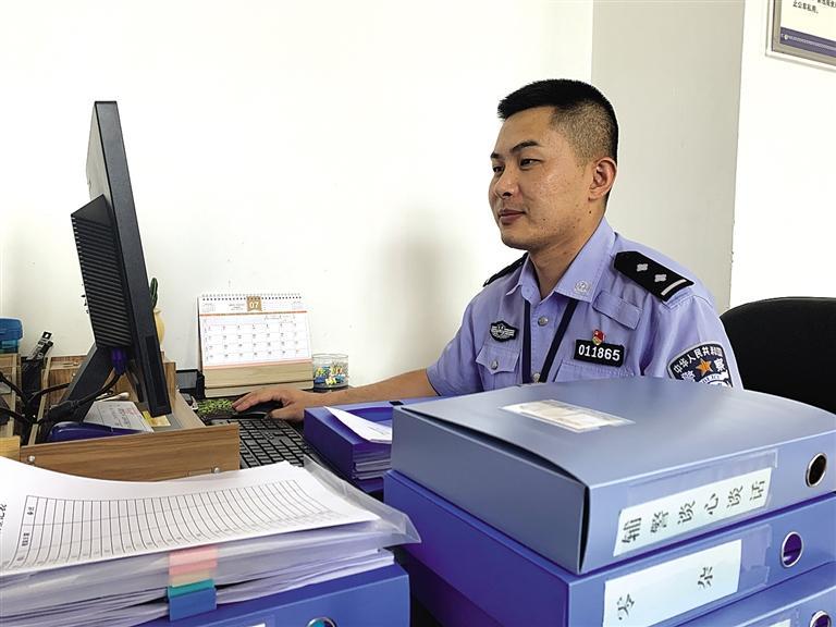 “身為黨員，就應(yīng)該第一個(gè)往前沖”