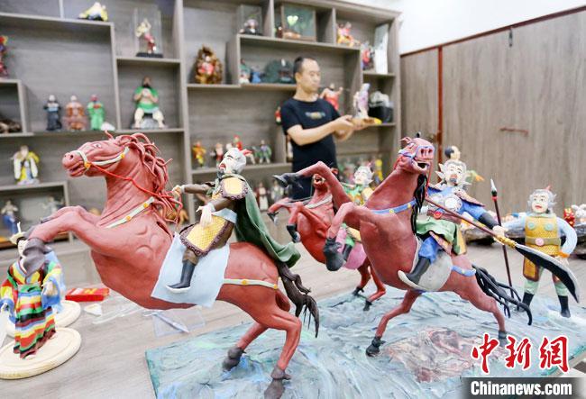 安秋平是成州面塑第五代傳承人，也是當(dāng)?shù)匚ㄒ粓?jiān)守面塑制作的人?！「哒?攝