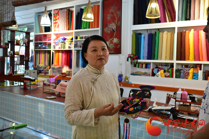 【蘭大新聞學(xué)子重走西北角】香包傳承人劉蘭芳：飛針走線，傳承匠心 