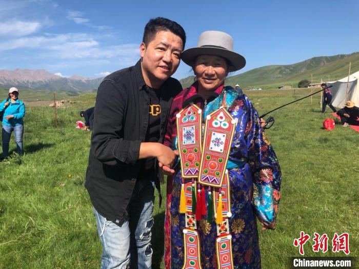 圖為拍攝紀(jì)錄片《西茂的婚禮》期間，張輝剛(左)與裕固族老人合影留念。(資料圖) 張輝剛供圖