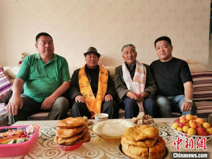 圖為張輝剛(右一)拜訪(fǎng)甘肅肅南縣裕固族德高望重的老人。(資料圖) 張輝剛供圖
