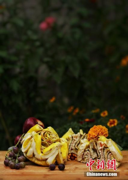 圖為做好的月餅，狀似玫瑰，切開后層層疊疊，色彩斑斕。張文 攝