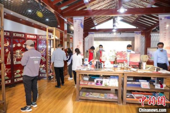 圖為甘肅“一會一節(jié)”期間，位于敦煌的天水市展館中，民眾觀賞文創(chuàng)產(chǎn)品。　甘肅省文化和旅游廳供圖