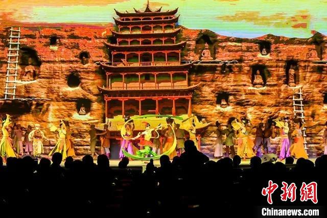 開(kāi)幕式文藝展示“相約敦煌”，通過(guò)數(shù)字技術(shù)將莫高窟“搬到”演出現(xiàn)場(chǎng)?！「拭C省文化和旅游廳供圖