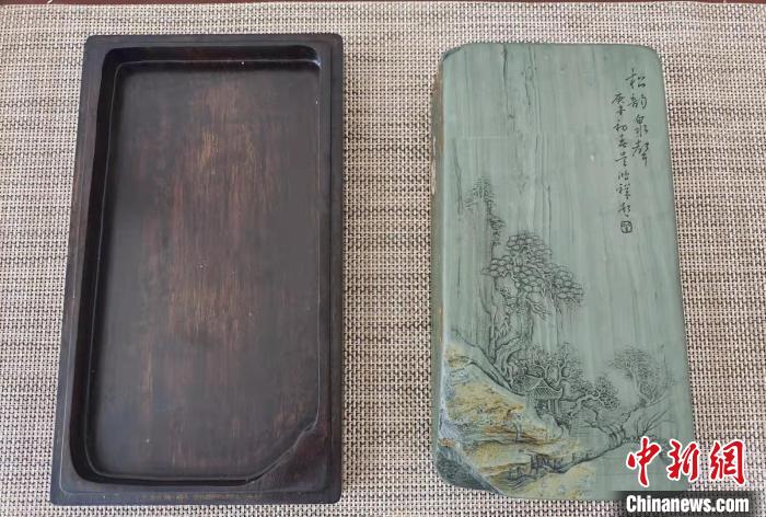 圖為盧保勝為提升洮硯文化內涵，制作“一硯一銘、一盒一拓”成品展示。　張婧 攝