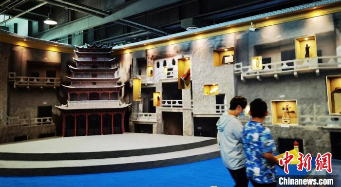 該展覽還借助科技手段，復(fù)原“藏經(jīng)洞”場景，將莫高窟“搬進(jìn)”展廳?！《∷?攝