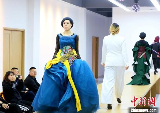 東鄉(xiāng)繡娘在T臺(tái)走秀?！「哒?攝