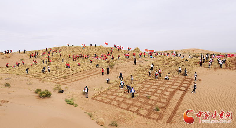 甘肅省委宣傳部、省文明辦、省志愿服務(wù)聯(lián)合會在古浪縣舉行壓沙主題文明實踐志愿服務(wù)活動