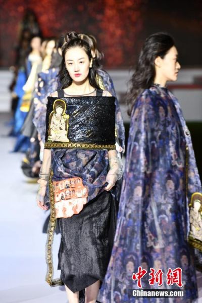 圖為敦煌服裝秀展示。 殷春永 攝