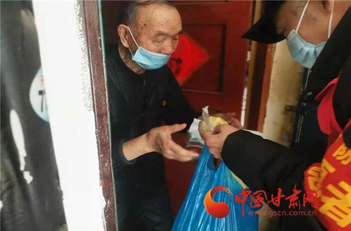 【甘快看·疫情防控甘肅在行動】蘭州張家園社區(qū)：老人獨居在家 社區(qū)幫忙送飯菜