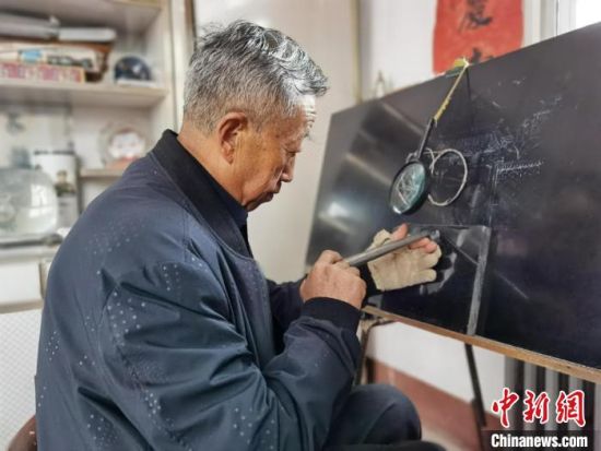 圖為陶世清在創(chuàng)作中?！钅?攝