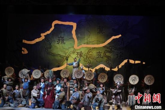 作為隴劇“梅花”，雷通霞在《大禹治水》中甘當(dāng)“綠葉”，該劇推出后，反響十分熱烈。(資料圖) 楊艷敏 攝