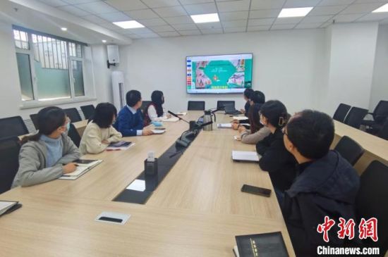 圖為甘肅教育出版社《寫給青少年的敦煌故事》叢書項目組，探討圖書封面設計?！￠Z姣 攝