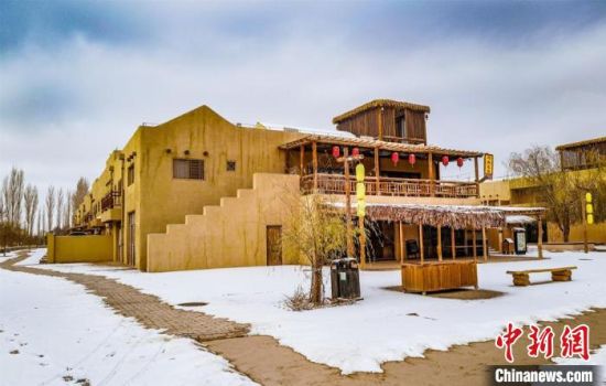 雪落敦煌月牙泉小鎮(zhèn)?！⊥醣筱y 攝