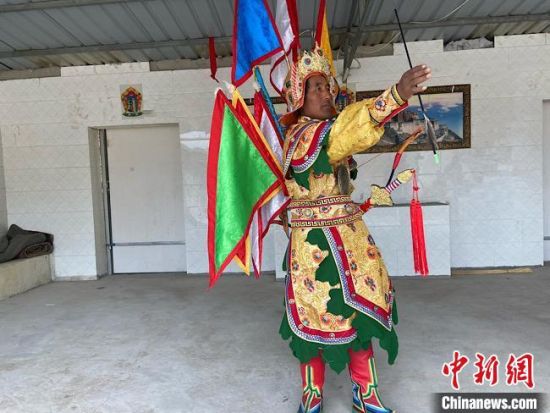 圖為完代才讓在外木村戲臺出演?！∷巫雨?攝