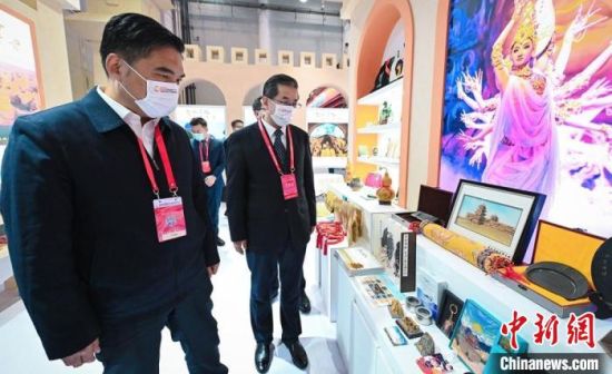 圖為甘肅省副省長孫雪濤(左)與甘肅省文化和旅游廳廳長陳衛(wèi)中(右)一同參觀“甘肅館”?！「拭C省文化和旅游廳供圖