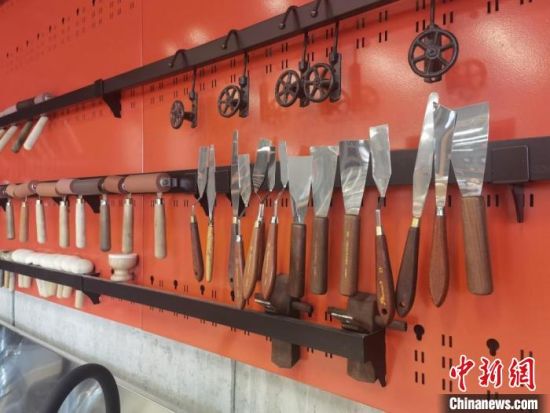 圖為徐晉林制作雕版敦煌壁畫所用工具?！￠Z姣 攝