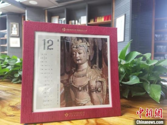 圖為徐晉林制作的敦煌題材的手工書《走進(jìn)沙漠敦煌——莫高窟與藏書票藝術(shù)》，深受讀者喜愛。　閆姣 攝