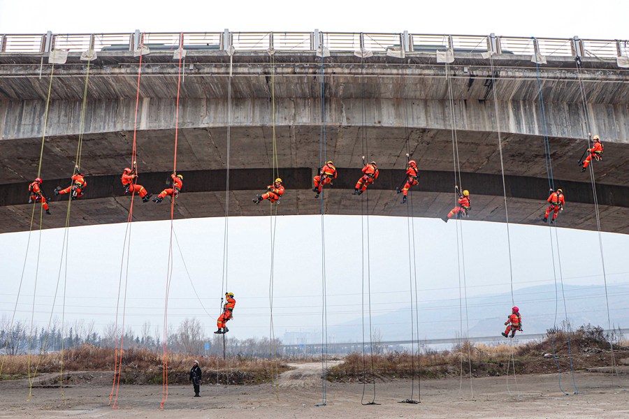 硬核！甘肅天水森林消防員百米高空練技能
