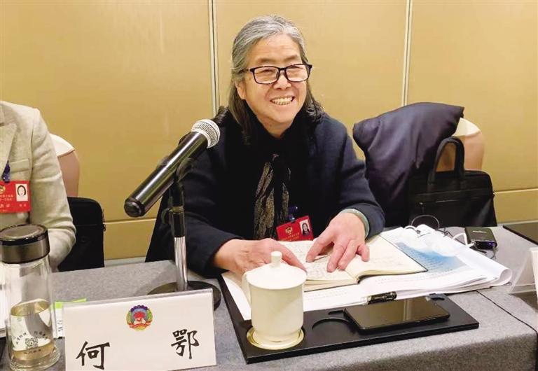 【委員風(fēng)采】“明星委員”何鄂的三個(gè)“幸?！?>
        </a><em>【委員風(fēng)采】“明星委員”何鄂的三個(gè)“幸?！?/em></li>
    <li><a  target=