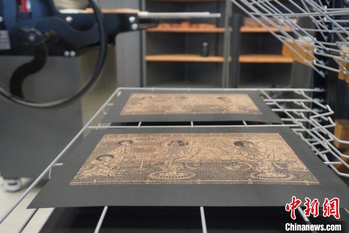 圖為徐晉林工作室制作的雕版敦煌壁畫印刷成品展示?！【琶赖┰?　攝