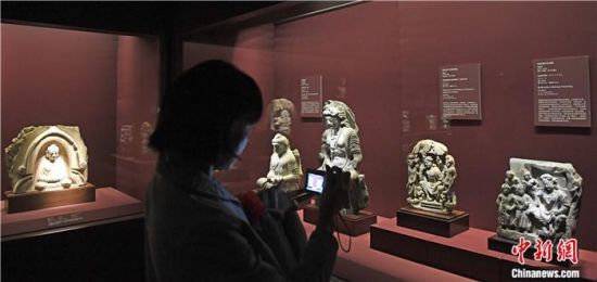 2018年8月，《平山郁夫的絲路世界——平山郁夫絲綢之路美術(shù)館文物展》在甘肅敦煌莫高窟開展。中新社記者 楊艷敏 攝