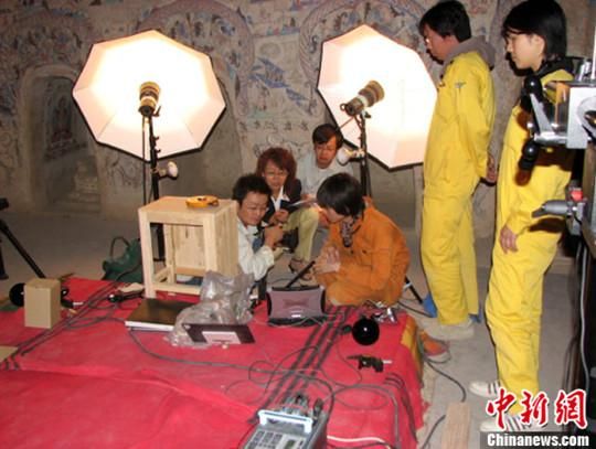 敦煌研究院與日本東京文化財(cái)研究所合作進(jìn)行第285窟多光譜無損調(diào)查工作現(xiàn)場。中新社發(fā) 婁婕 供圖