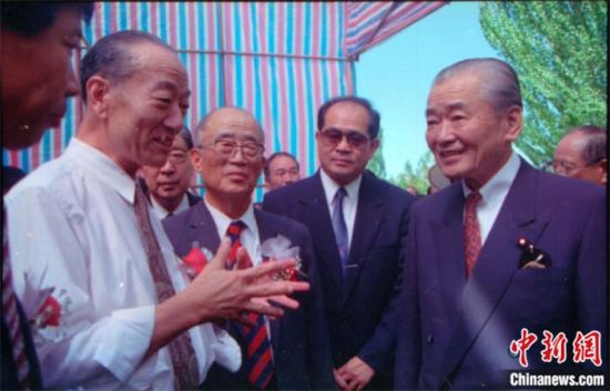 1994年8月，時任日本首相竹下登(右一)與時任敦煌研究院院長段文杰在莫高窟親切交談。中新社發(fā) 婁婕 供圖