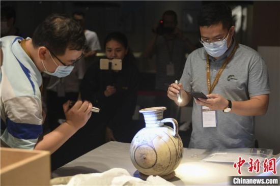 2020年6月，在長沙博物館舉行“從地中海到中國：絲路寶藏——平山郁夫絲綢之路美術(shù)館藏文物展”前，專家開箱鑒定文物。中新社記者 楊華峰 攝