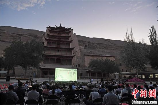 2018年8月，在敦煌莫高窟標(biāo)志性建筑“九層樓”前，《回顧平山郁夫先生的貢獻(xiàn)》座談會舉行。來自中日兩國的專家、學(xué)者共同懷念這位情系敦煌數(shù)十載的繪畫巨匠、中日友好的文化使者、世界文化遺產(chǎn)的守護(hù)者。中新社記者 楊艷敏 攝