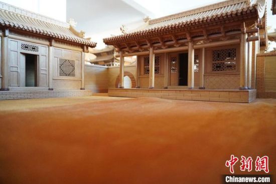 圖為微縮建筑蘭州四合院內(nèi)部結(jié)構(gòu)?！【琶赖┰?　攝