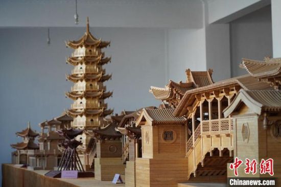 圖為古建筑模型制作技藝傳習所展廳內(nèi)的微縮古建筑作品?！【琶赖┰?　攝