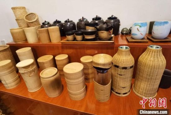圖為展陳的一件件精致可愛的竹編農(nóng)具工藝品?！●T志軍 攝
