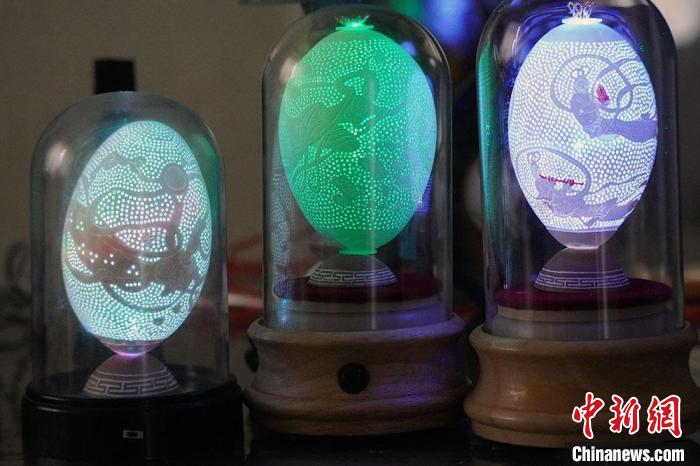 圖為以敦煌飛天為元素的蛋雕作品?！【琶赖ぴ?攝